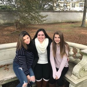 Meet your Posher, Caitlin